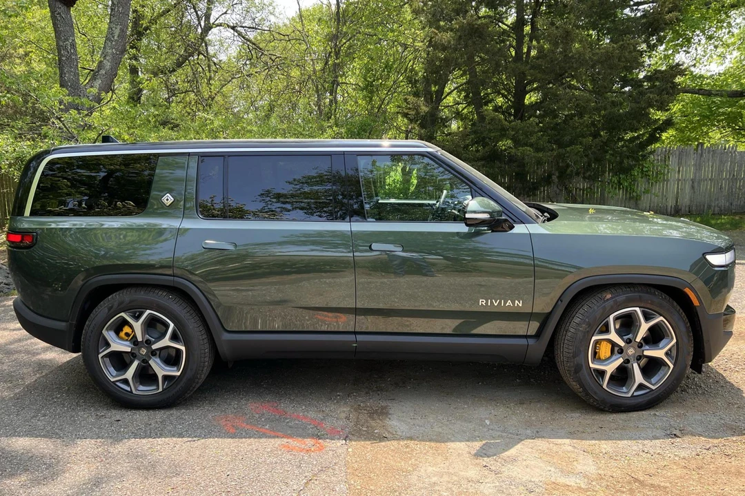 2023 Rivian R1S - Image 3 of 8