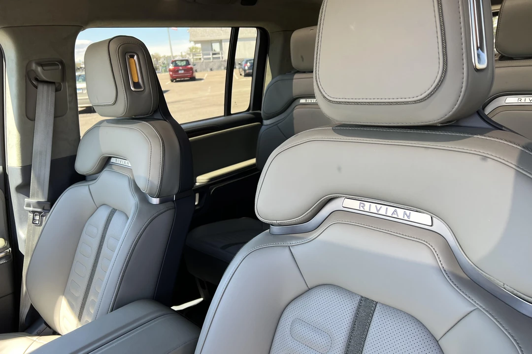 2023 Rivian R1S - Image 8 of 8