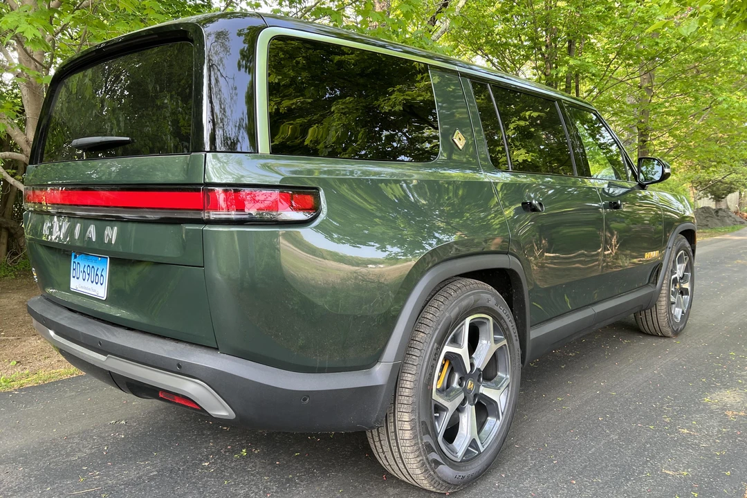 2023 Rivian R1S - Image 4 of 8