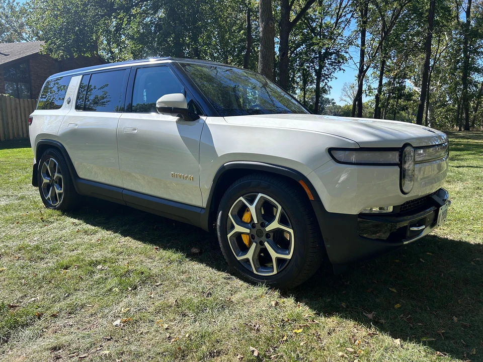 2023 Rivian R1S - Image 19 of 31