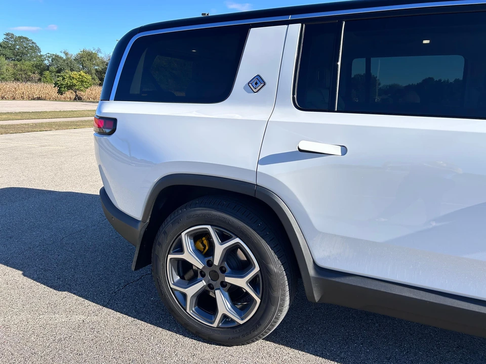 2023 Rivian R1S - Image 31 of 31