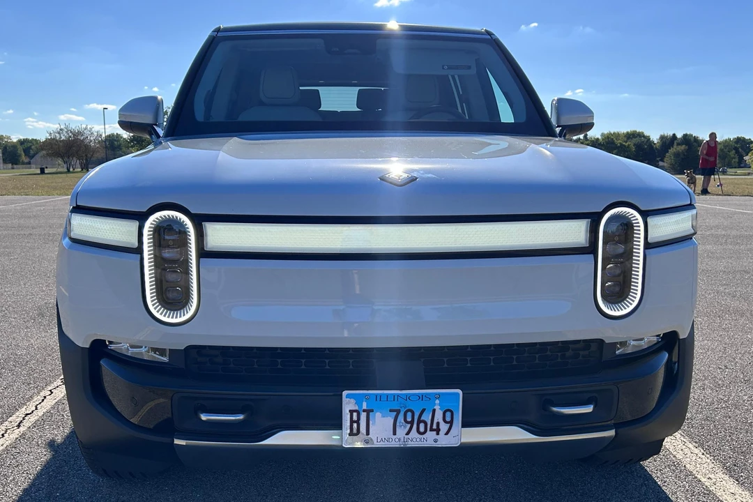 2023 Rivian R1S - Image 2 of 31