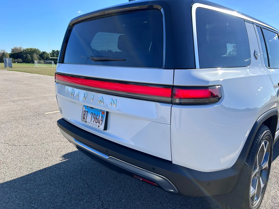 2023 Rivian R1S - Image 27 of 31
