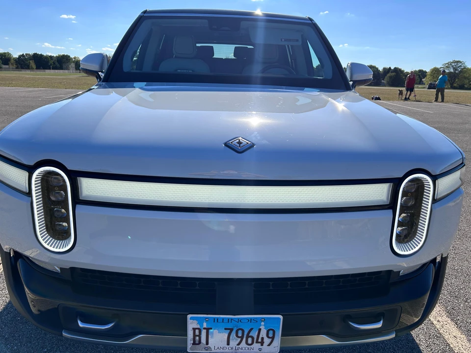 2023 Rivian R1S - Image 23 of 31