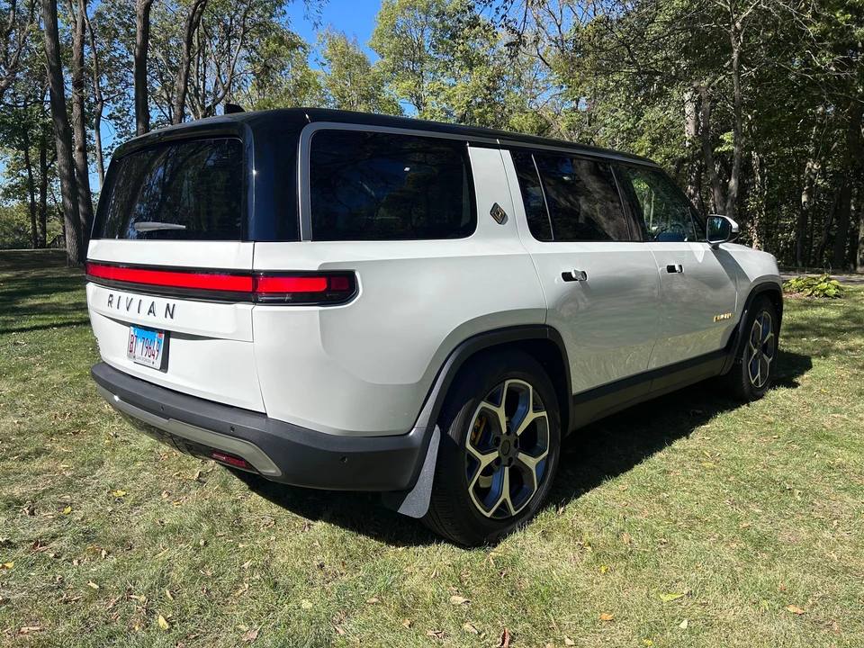 2023 Rivian R1S - Image 17 of 31