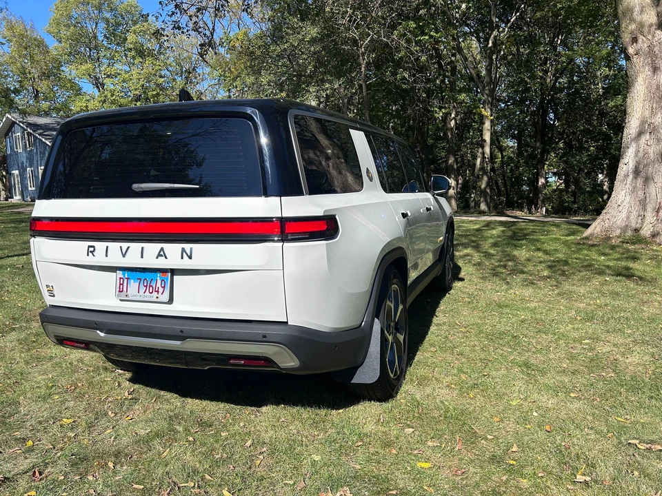 2023 Rivian R1S - Image 14 of 31