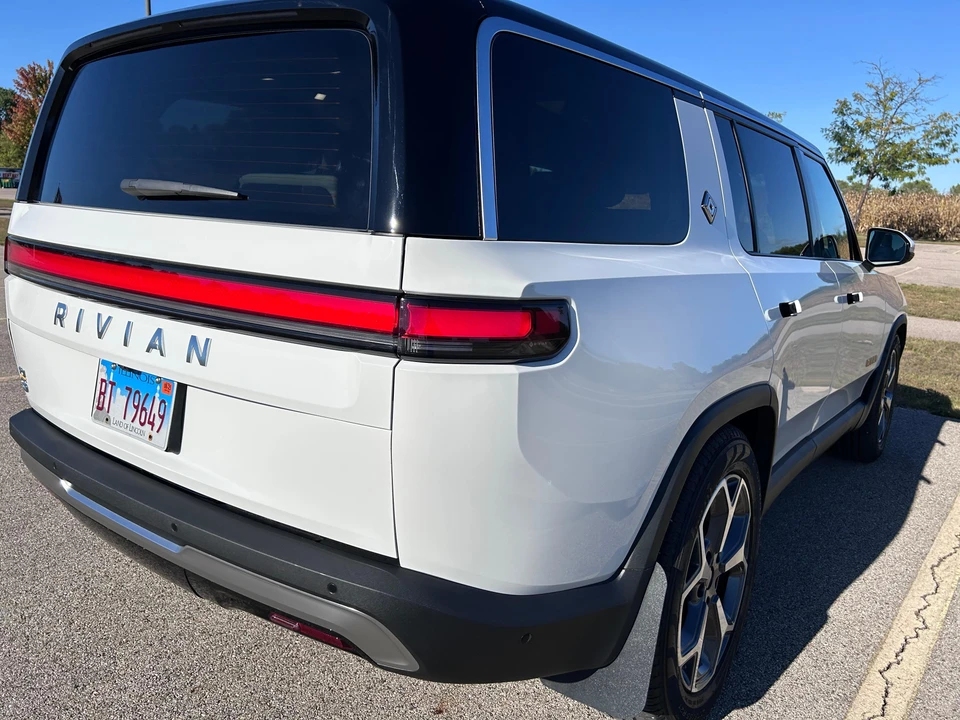 2023 Rivian R1S - Image 28 of 31
