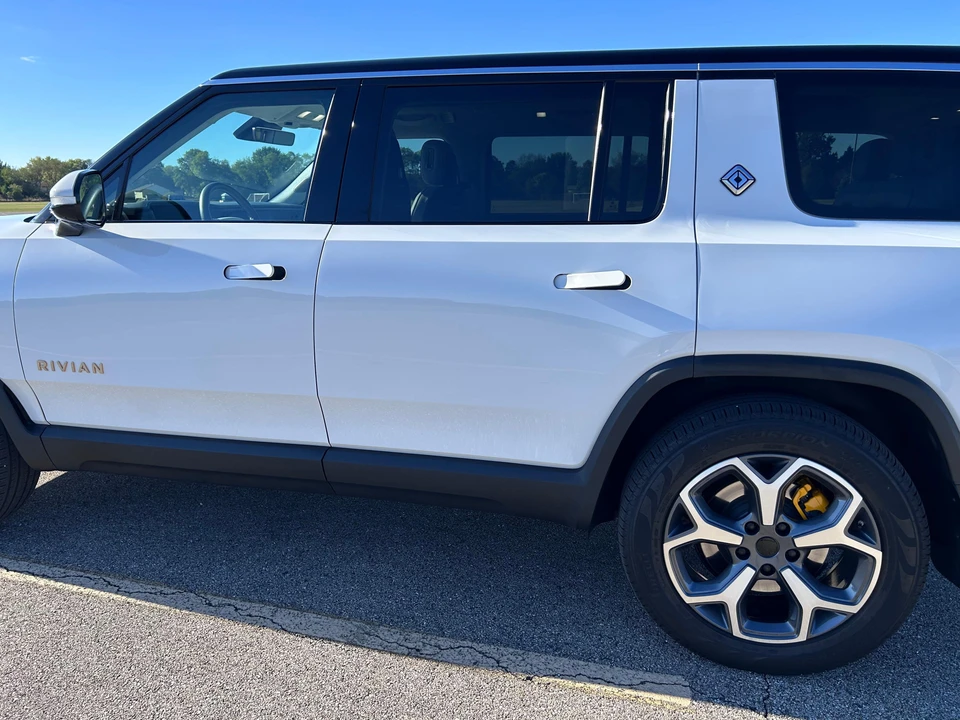 2023 Rivian R1S - Image 25 of 31
