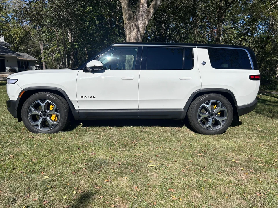 2023 Rivian R1S - Image 9 of 31