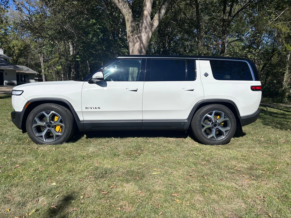 2023 Rivian R1S - Image 8 of 31