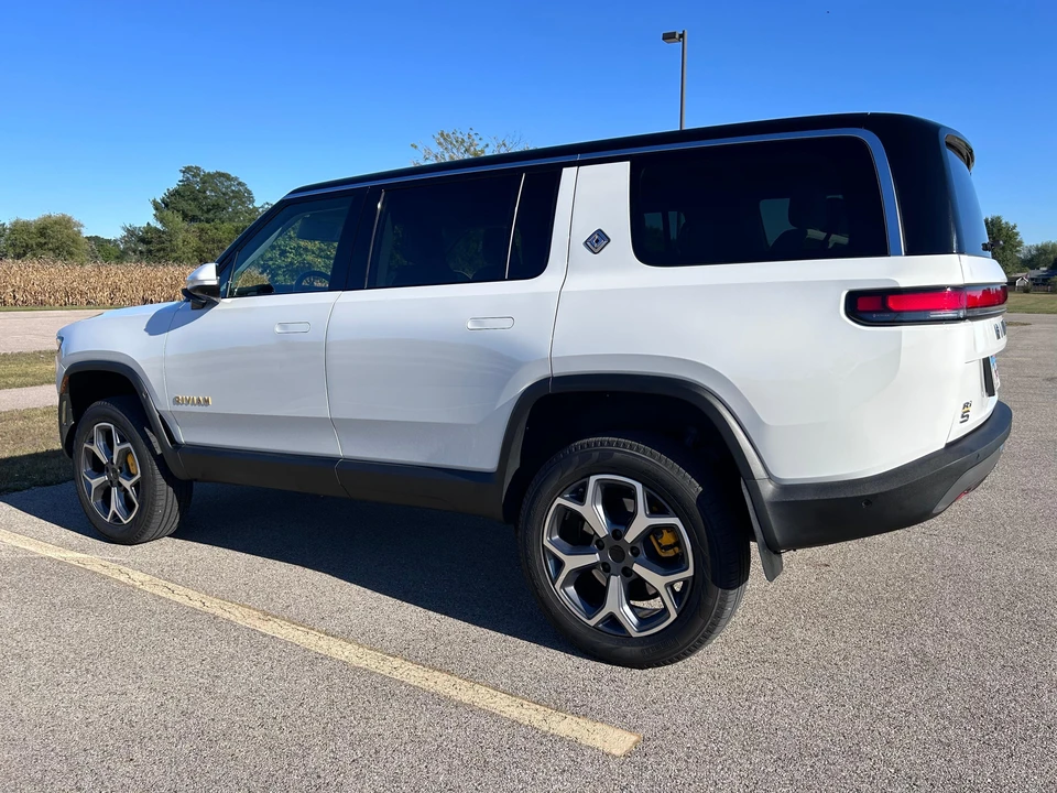 2023 Rivian R1S - Image 11 of 31