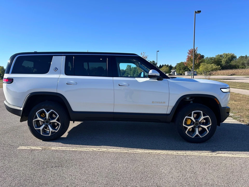 2023 Rivian R1S - Image 18 of 31