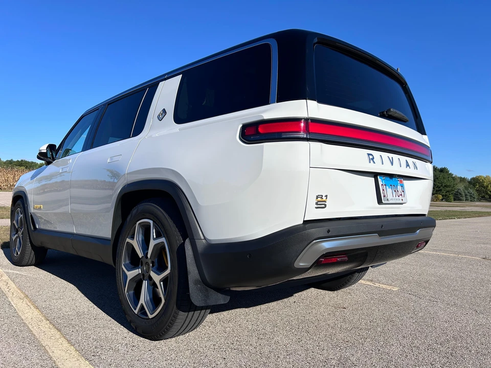 2023 Rivian R1S - Image 12 of 31