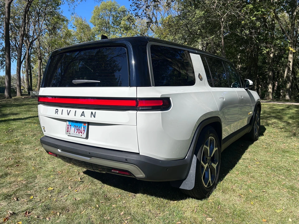 2023 Rivian R1S - Image 15 of 31