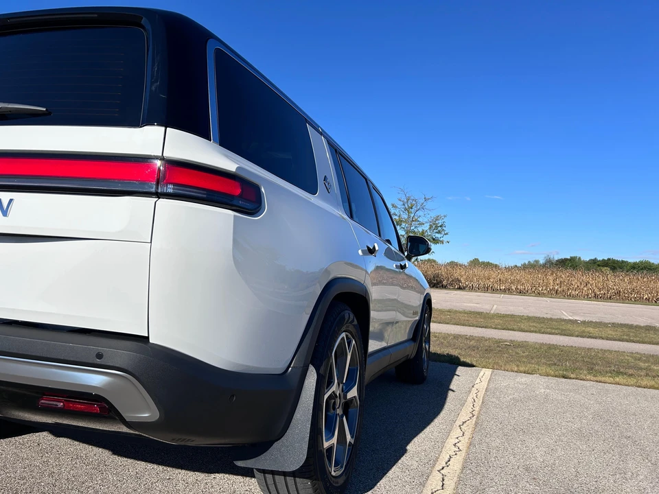 2023 Rivian R1S - Image 29 of 31