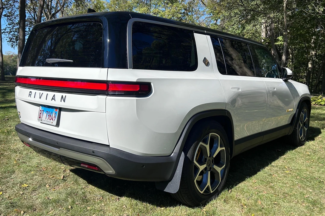 2023 Rivian R1S - Image 4 of 31