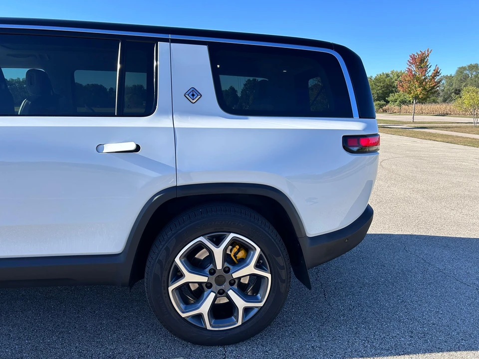 2023 Rivian R1S - Image 26 of 31