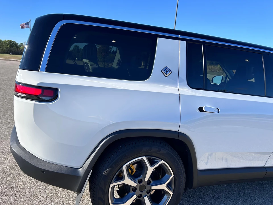 2023 Rivian R1S - Image 30 of 31