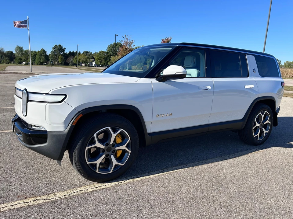 2023 Rivian R1S - Image 7 of 31
