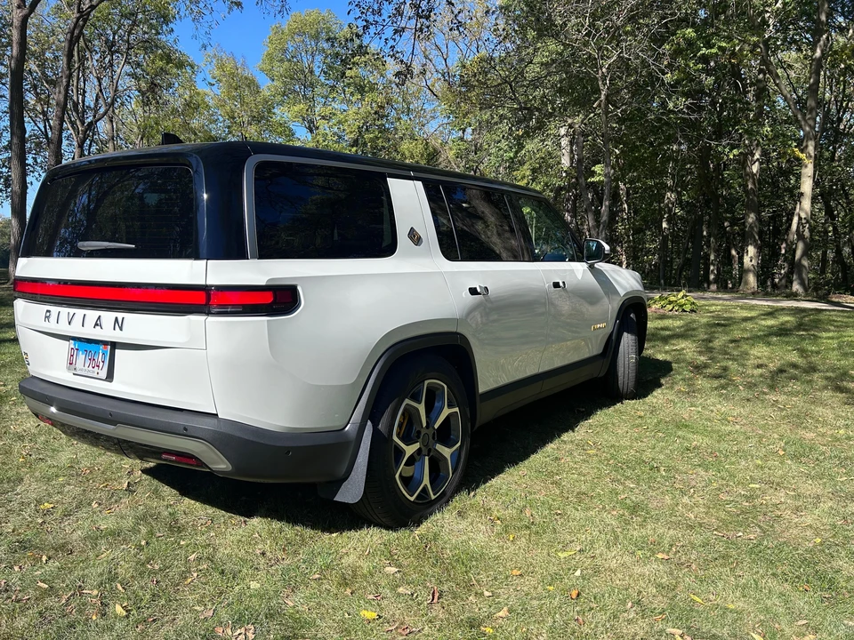 2023 Rivian R1S - Image 16 of 31