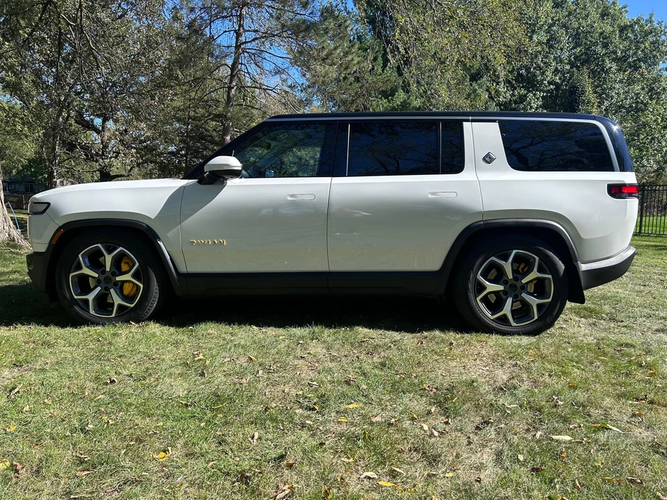 2023 Rivian R1S - Image 10 of 31