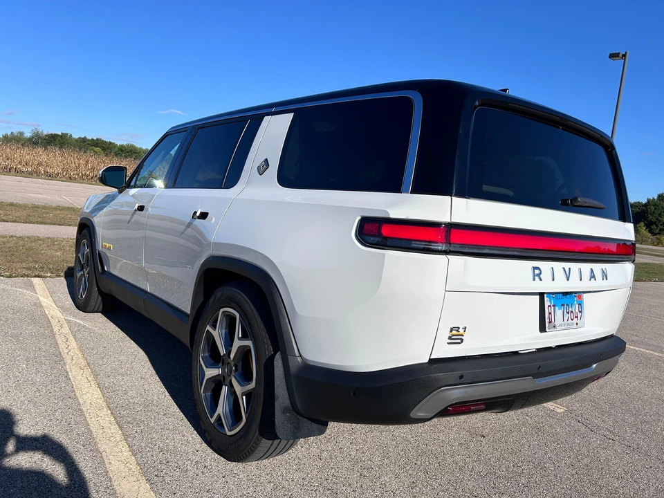 2023 Rivian R1S - Image 13 of 31