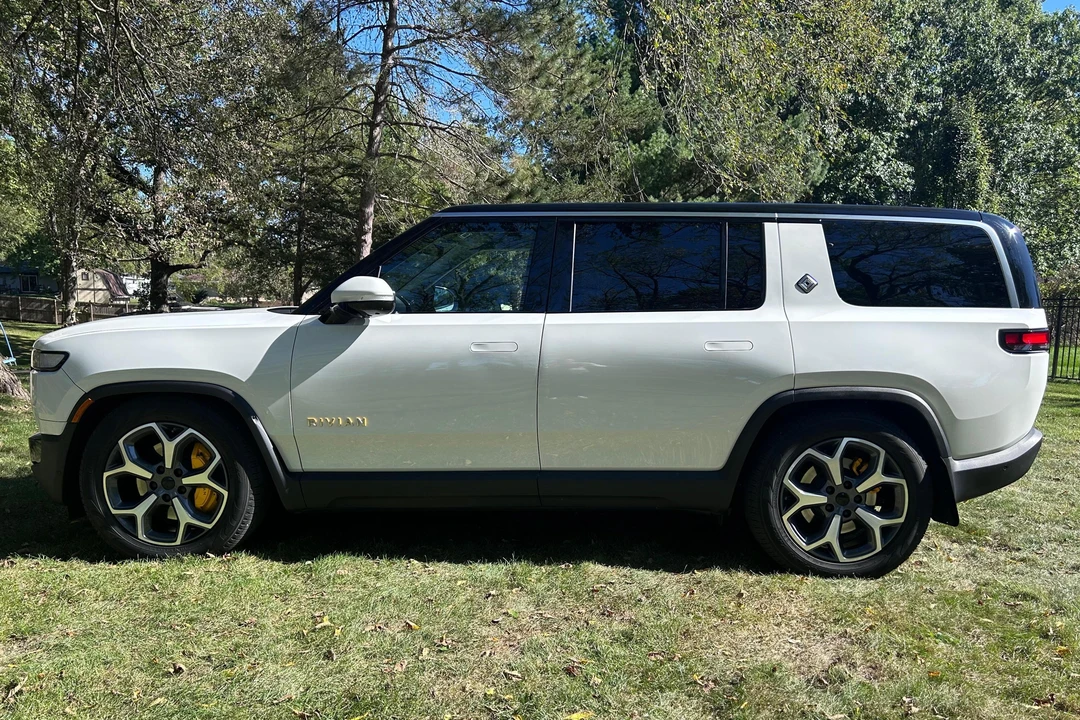 2023 Rivian R1S - Image 3 of 31