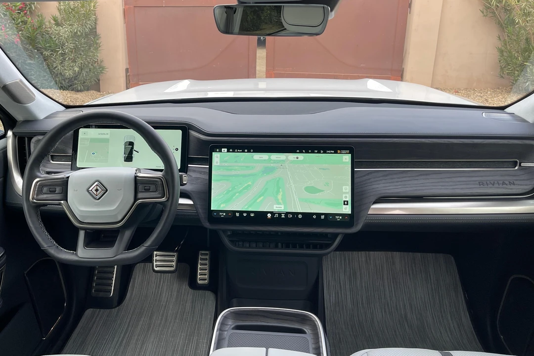 2023 Rivian R1S - Image 14 of 31