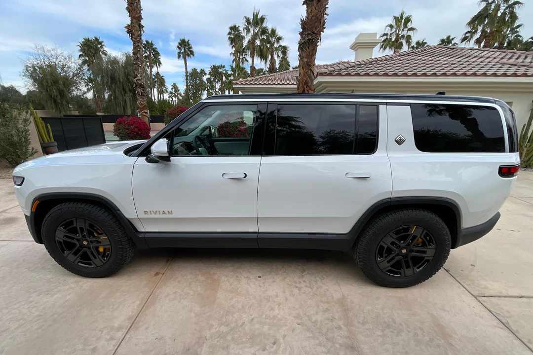2023 Rivian R1S - Image 3 of 31