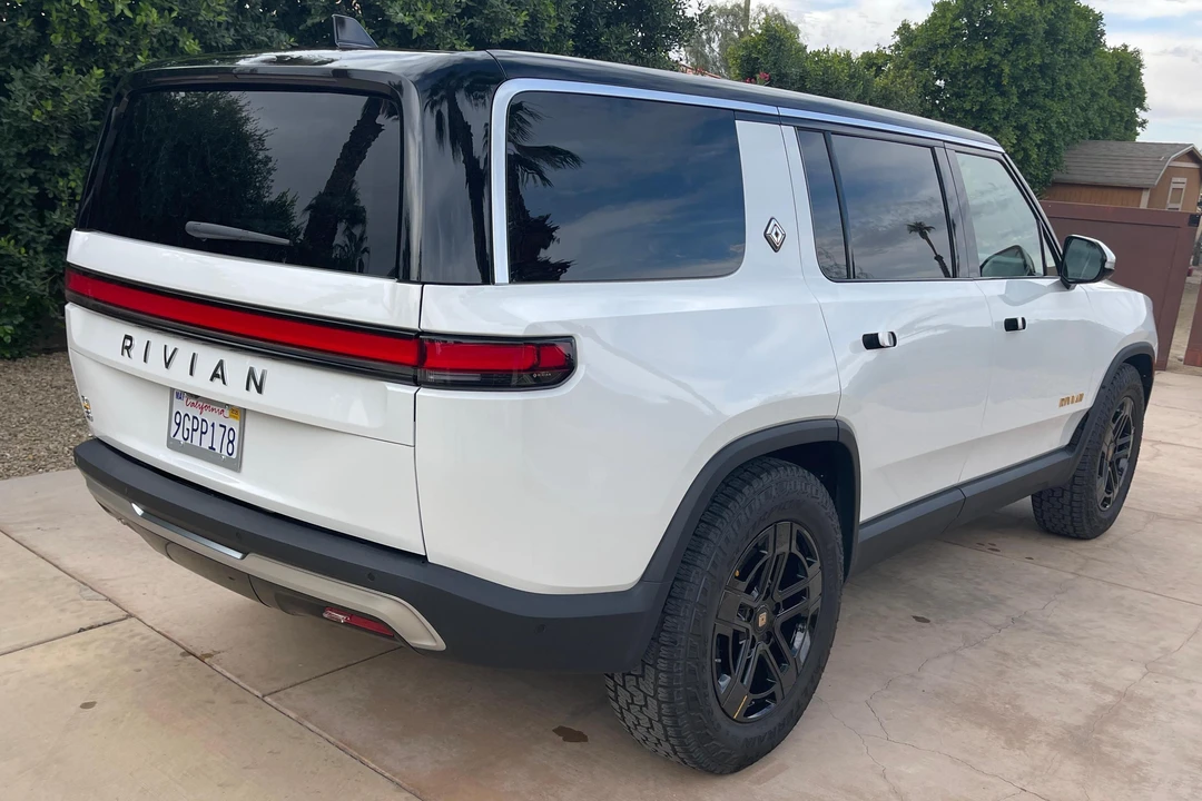 2023 Rivian R1S - Image 4 of 31