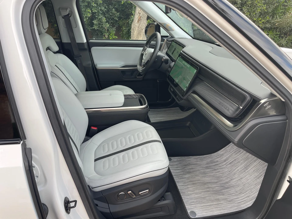 2023 Rivian R1S - Image 29 of 31