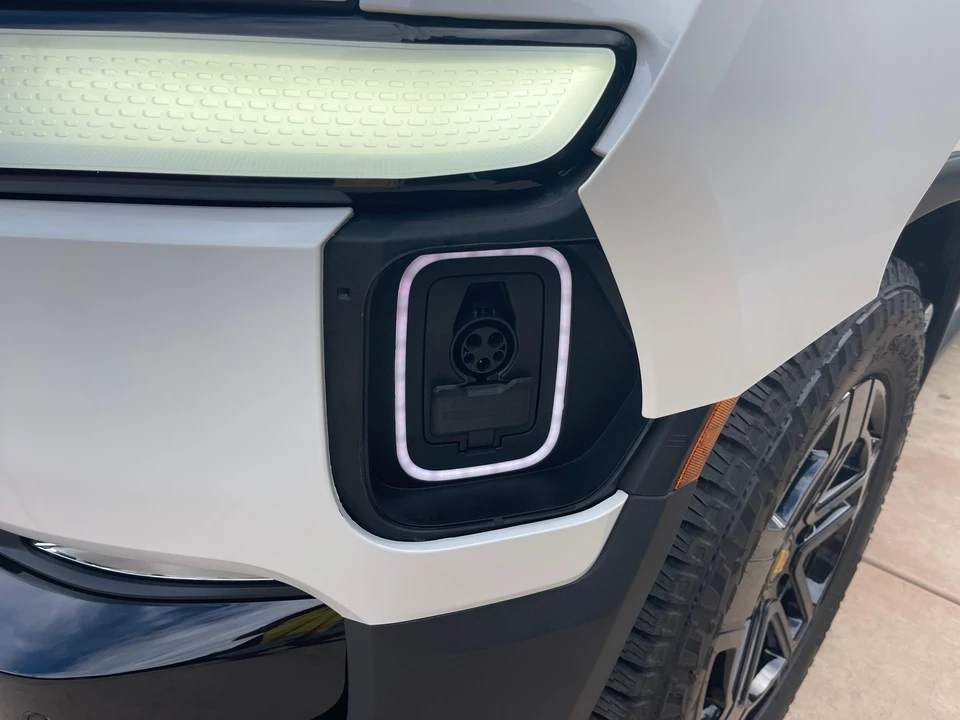 2023 Rivian R1S - Image 9 of 31