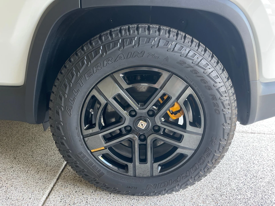 2023 Rivian R1S - Image 11 of 31