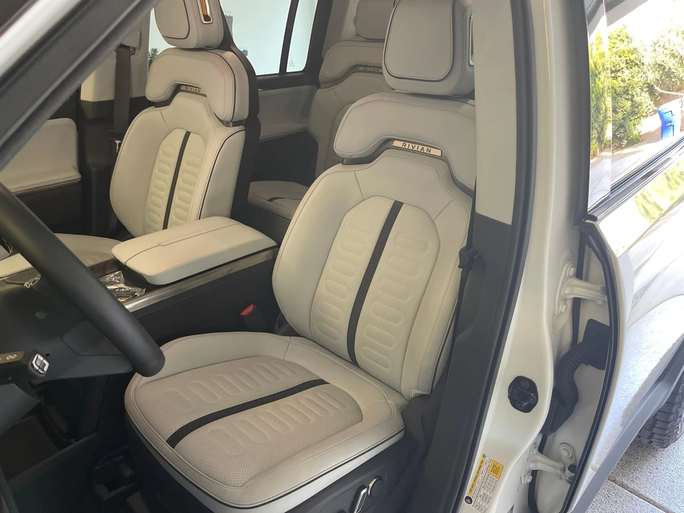2023 Rivian R1S - Image 18 of 31