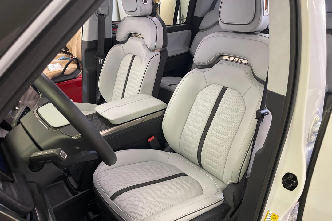 2023 Rivian R1S - Image 15 of 31