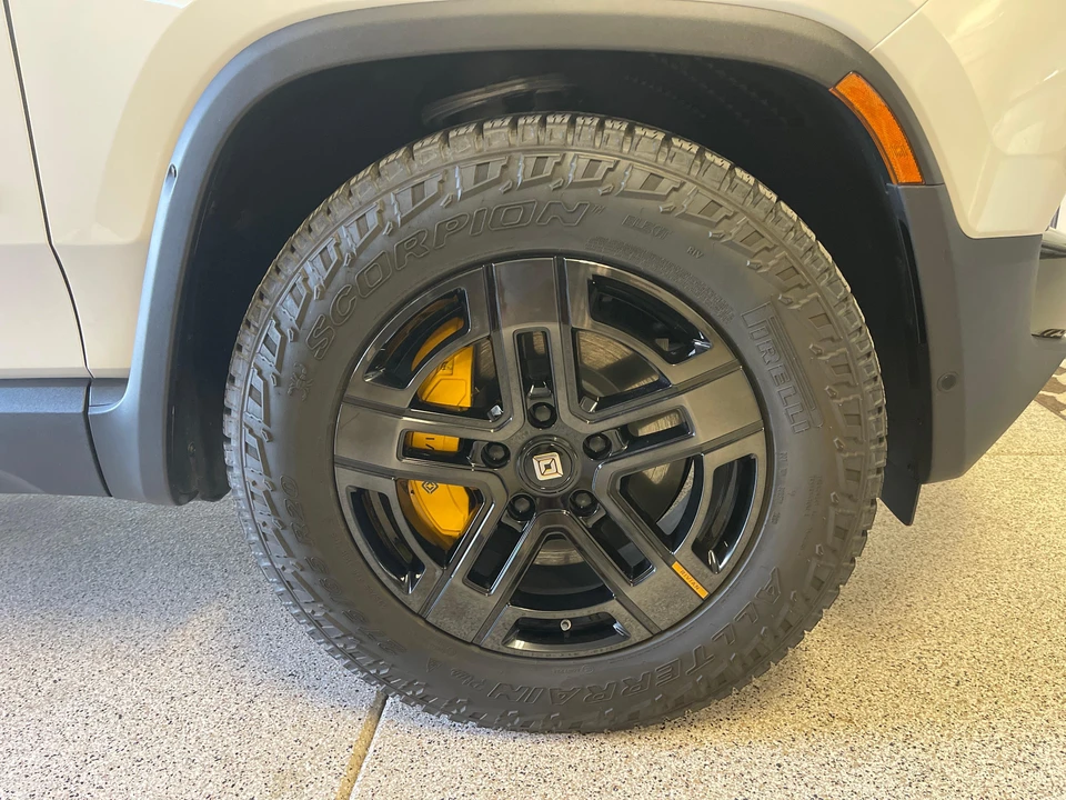 2023 Rivian R1S - Image 13 of 31