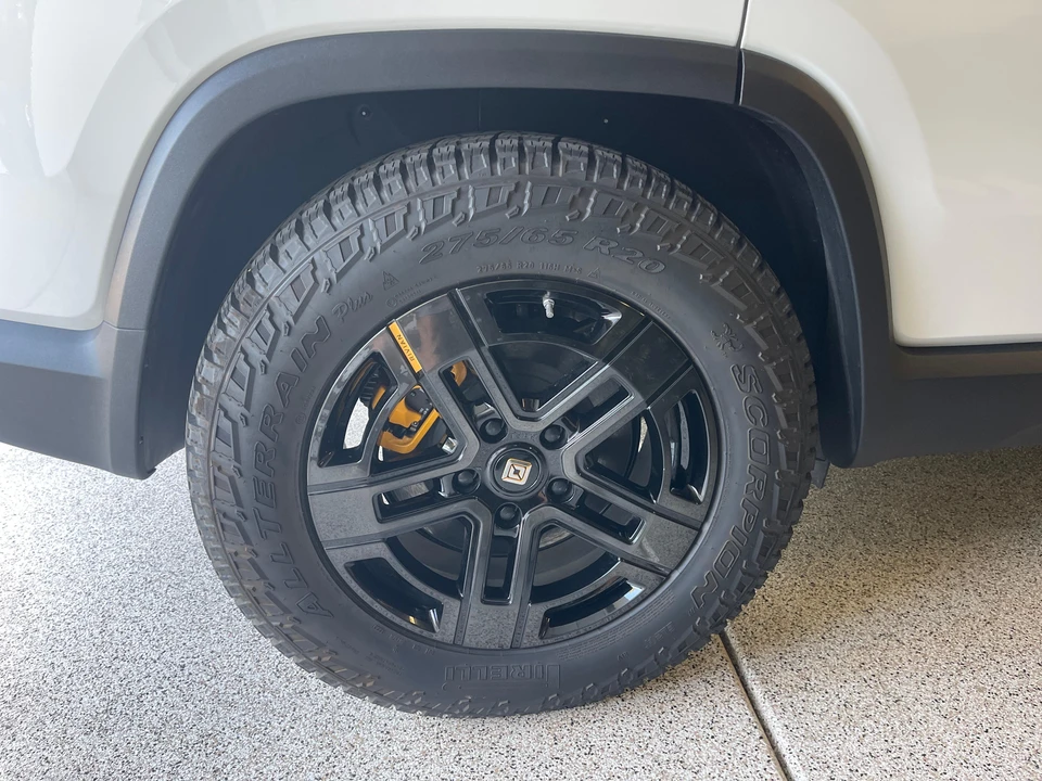 2023 Rivian R1S - Image 12 of 31