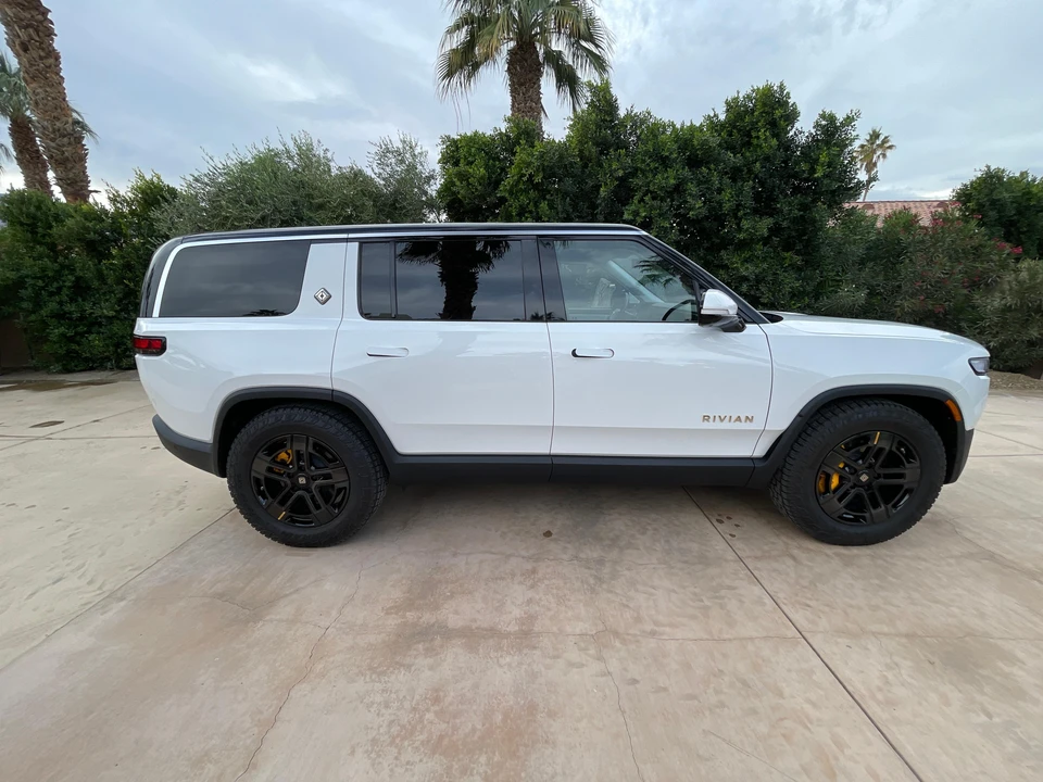 2023 Rivian R1S - Image 8 of 31