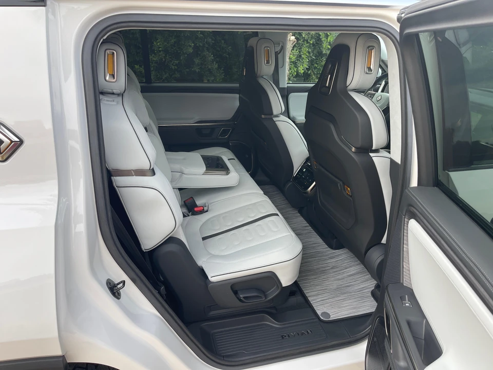 2023 Rivian R1S - Image 23 of 31