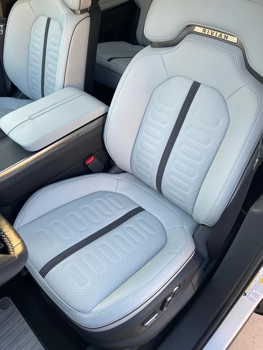 2023 Rivian R1S - Image 19 of 31