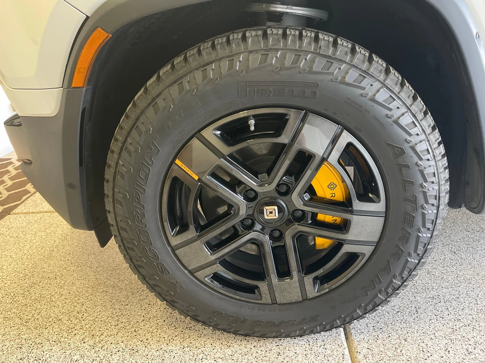 2023 Rivian R1S - Image 10 of 31