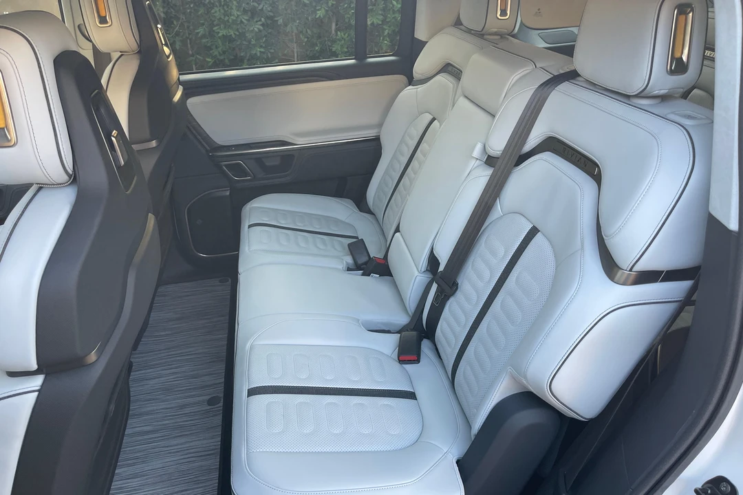 2023 Rivian R1S - Image 16 of 31