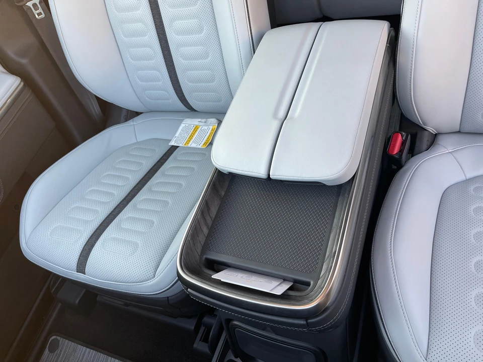 2023 Rivian R1S - Image 30 of 31