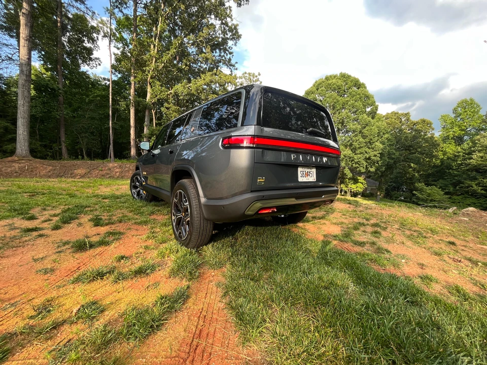 2023 Rivian R1S - Image 23 of 31