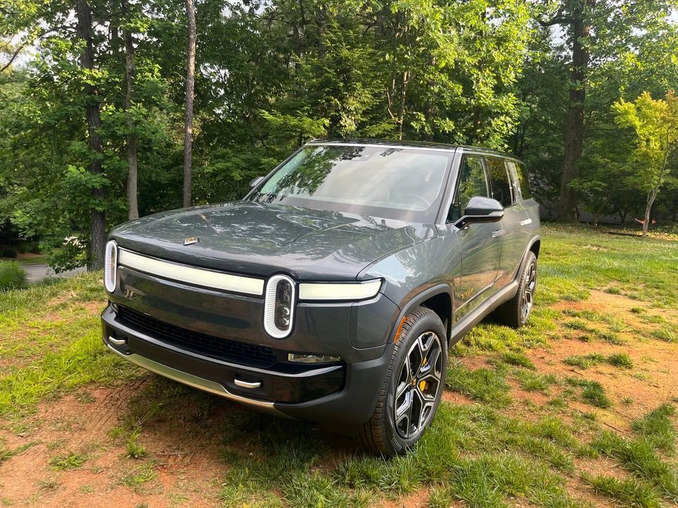 2023 Rivian R1S - Image 10 of 31