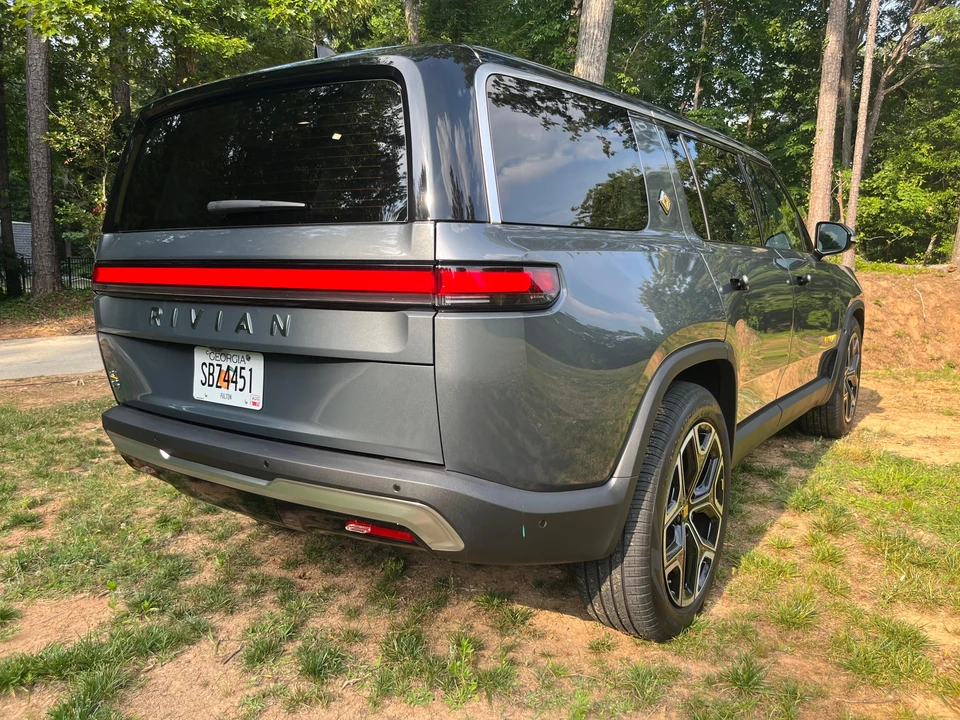 2023 Rivian R1S - Image 29 of 31