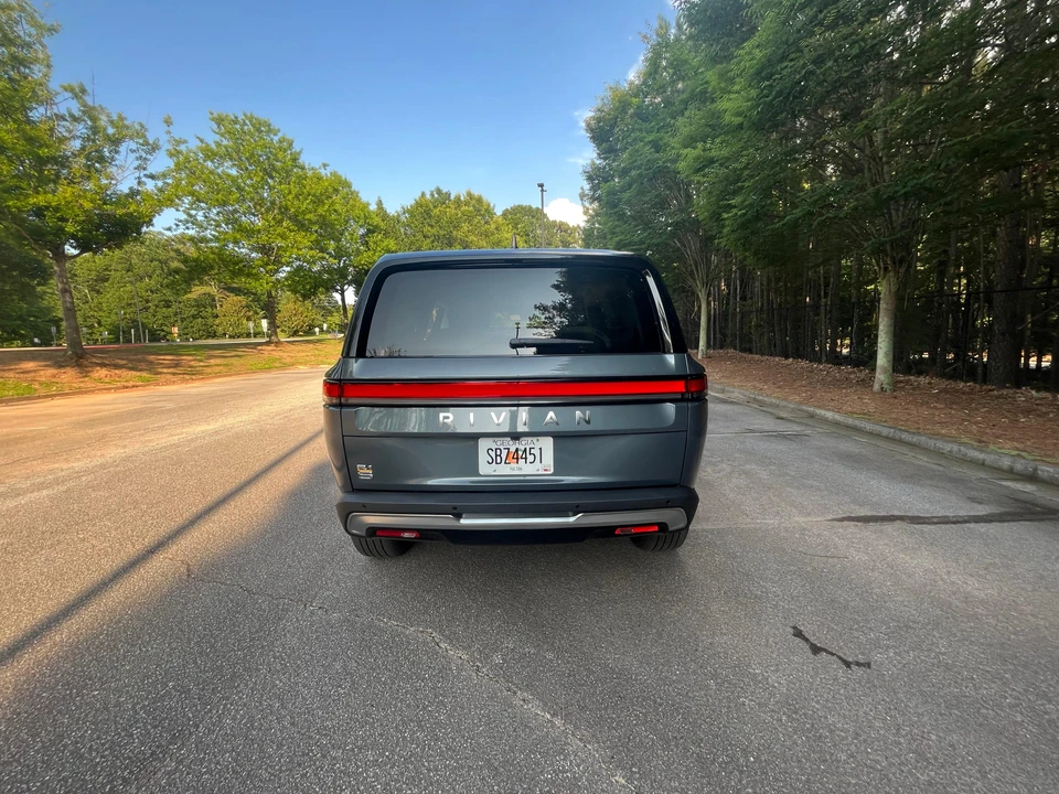 2023 Rivian R1S - Image 26 of 31