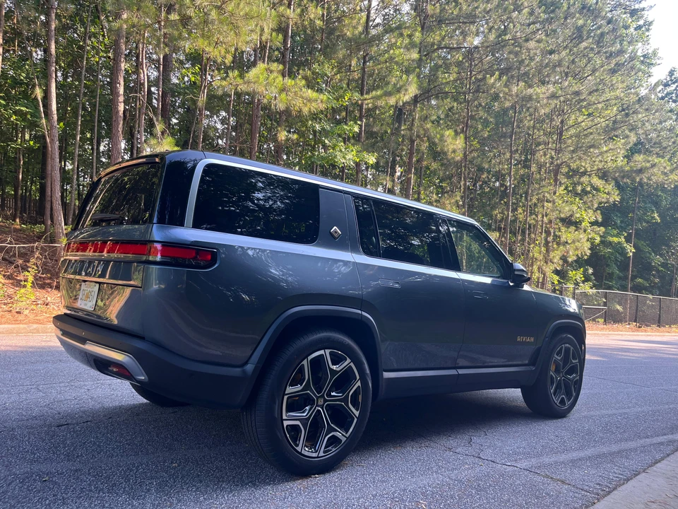2023 Rivian R1S - Image 30 of 31