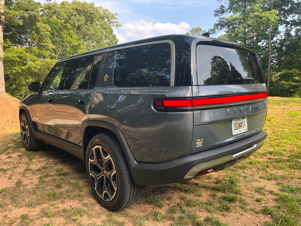 2023 Rivian R1S - Image 24 of 31