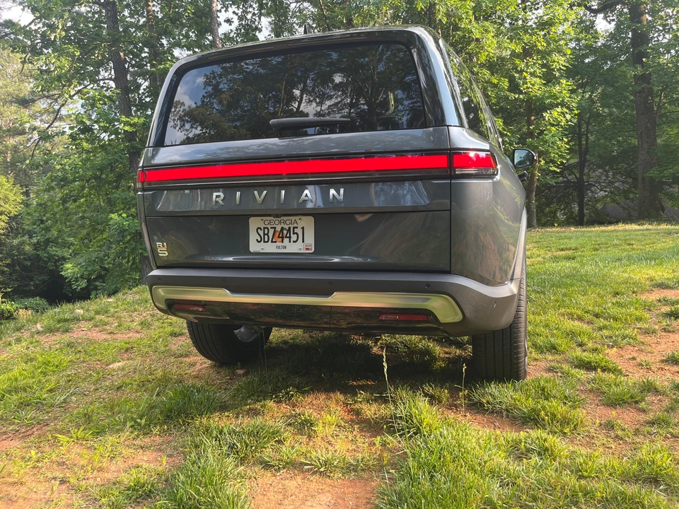 2023 Rivian R1S - Image 28 of 31